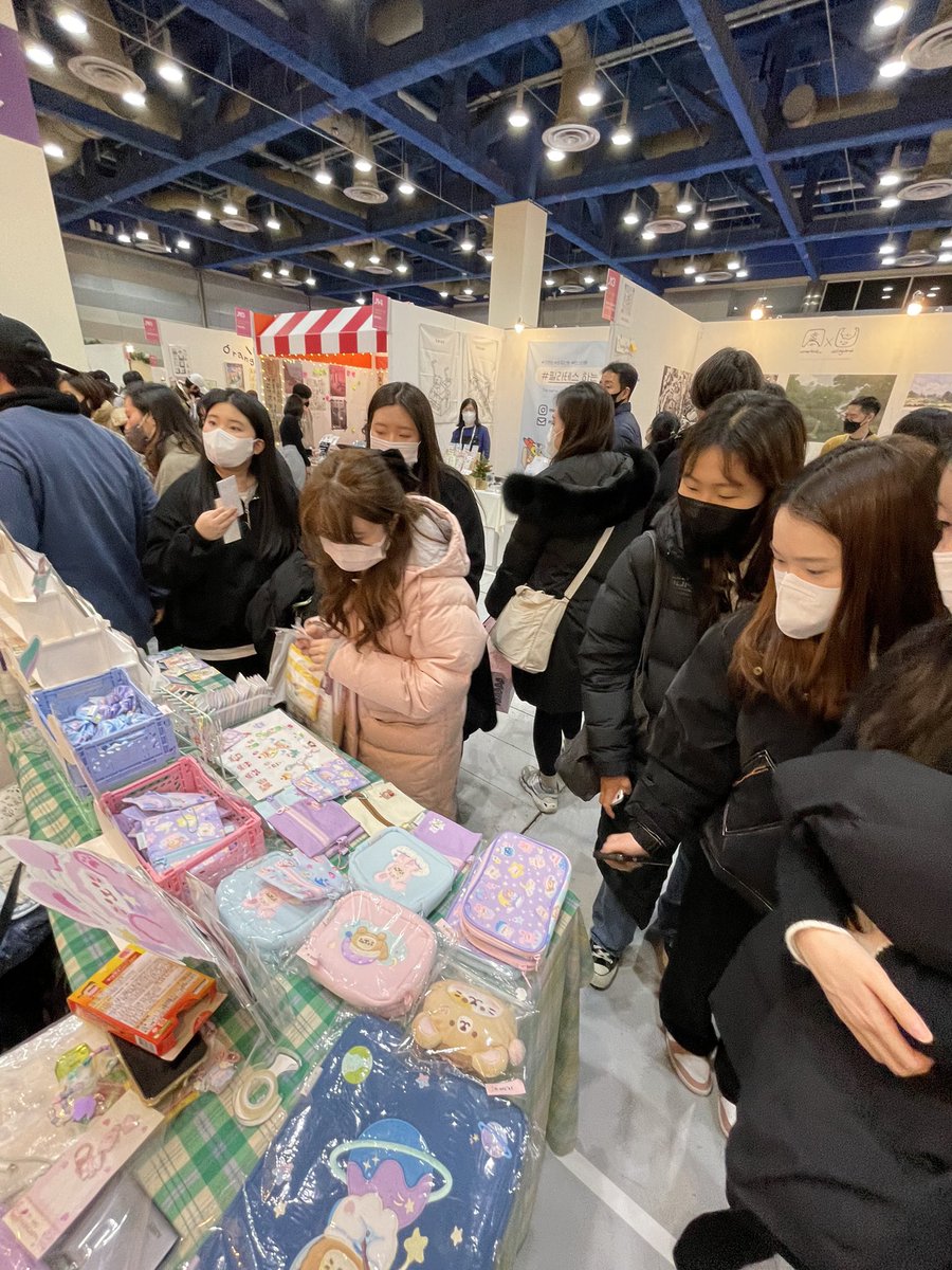 chuririiii's tweet photo. วันนี้อยากเล่าถึงการไปออกบู๊ทต่างประเทศช่วง Christmas ที่ Seoul Illustration Fair ปี 2022 ฤดูหนาวค่ะ 🎄⭐️ มี artist หลายคนทักมาถามกันเยอะมาก วันนี้เลยจะมาเล่าให้ฟังคร่าวๆค่า ถึงรายละเอียดต่างๆค่า 💚💚💚 ตามอ่านใน Thread ได้เลยค่า หวังว่าจะเป็นประโยชน์ไม่มากก็น้อยค่ะ ✨⭐️ https://t.co/s1I6eedsK1