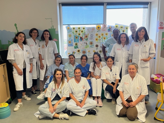 🟡Une équipe en OR ! Celle de l'unité d'hémato-Oncologie Pédiatrique du <a href="/CHUBordeaux/">CHU de Bordeaux</a>  devant les dessins réalisés par les enfants lors de la Grande Course des Trottinettes 2023 🙂#SeptembreenOr 
<a href="/yannbubien/">Yann Bubien</a> <a href="/LigueCancer33/">Ligue contre le cancer Gironde</a>