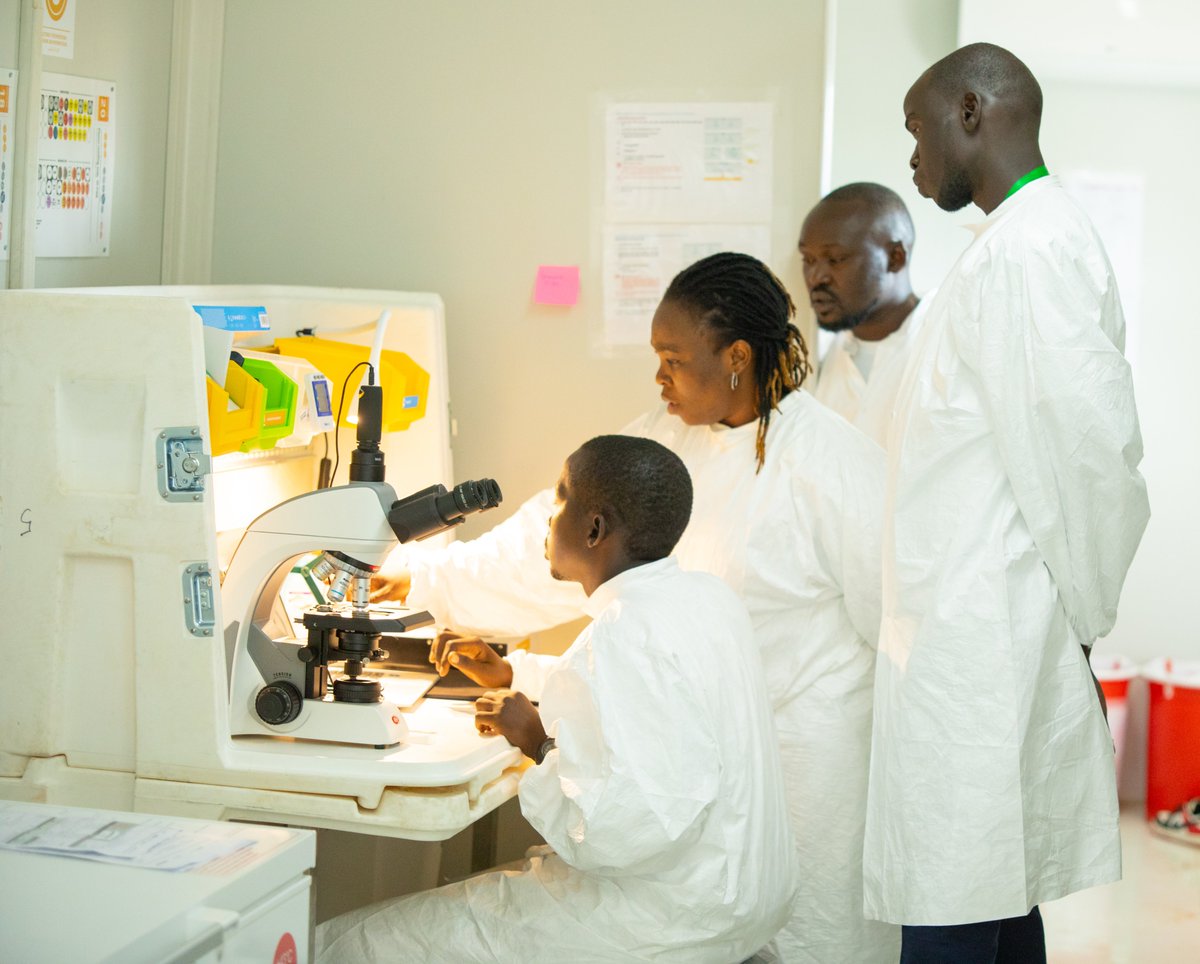MSF_SouthSudan's tweet image. 🔬 In Unity State, @MSF is now operating a new microbiology laboratory in its facility, in Bentiu IDP Camp. Providing reliable data on antimicrobial resistance, MSF #MiniLab now allows the clinicians to improve treatment and the quality of care for patients.