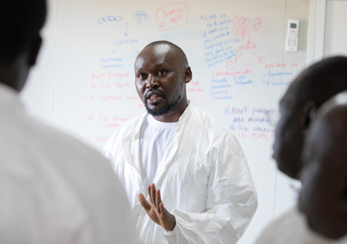 MSF_SouthSudan's tweet image. 🔬 In Unity State, @MSF is now operating a new microbiology laboratory in its facility, in Bentiu IDP Camp. Providing reliable data on antimicrobial resistance, MSF #MiniLab now allows the clinicians to improve treatment and the quality of care for patients.