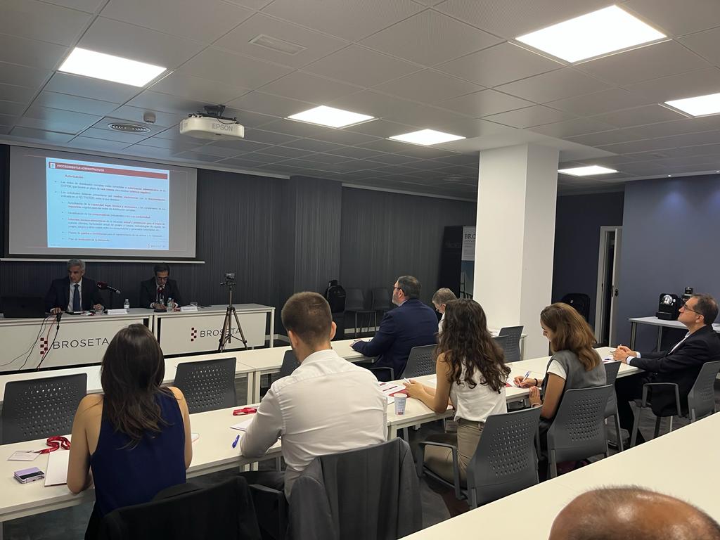 📌Gracias a todos los que nos habéis acompañado en el #DesayunoBROSETA💡: “Redes cerradas de distribución eléctrica: una oportunidad de ahorro para los polígonos industriales” impartida por nuestros socios, Andrés Campaña, y Fernando Cacho, del Área de Derecho Público de #BROSETA