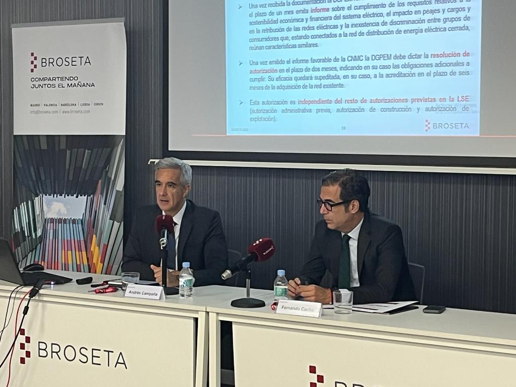 broseta_es's tweet photo. 📌Gracias a todos los que nos habéis acompañado en el #DesayunoBROSETA💡: “Redes cerradas de distribución eléctrica: una oportunidad de ahorro para los polígonos industriales” impartida por nuestros socios, Andrés Campaña, y Fernando Cacho, del Área de Derecho Público de #BROSETA https://t.co/6Mw3ubYyPr