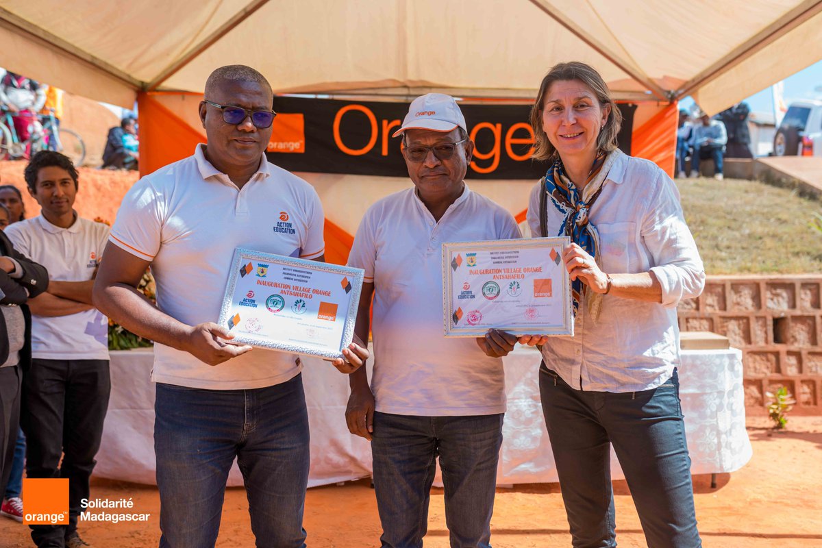 bj_Arson's tweet photo. Un élan de solidarité et numérique dans l'éducation peut changer durablement la vie des enfants. Merci à la @FondationOrange, @OSMadagascar et Action Education pour ce travail d'équipe au service de la population Malagasy. #Solidarité https://t.co/T9B1SgNkrZ
