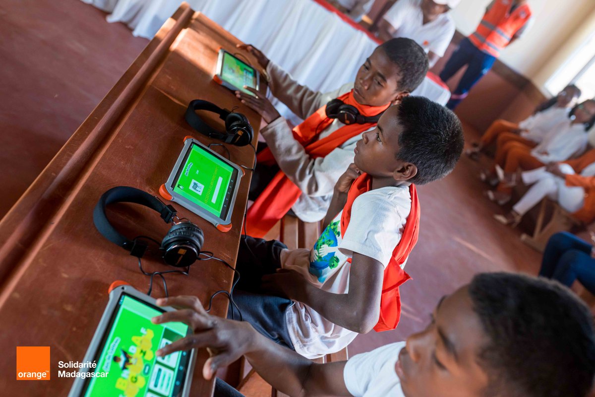 bj_Arson's tweet photo. Un élan de solidarité et numérique dans l'éducation peut changer durablement la vie des enfants. Merci à la @FondationOrange, @OSMadagascar et Action Education pour ce travail d'équipe au service de la population Malagasy. #Solidarité https://t.co/T9B1SgNkrZ