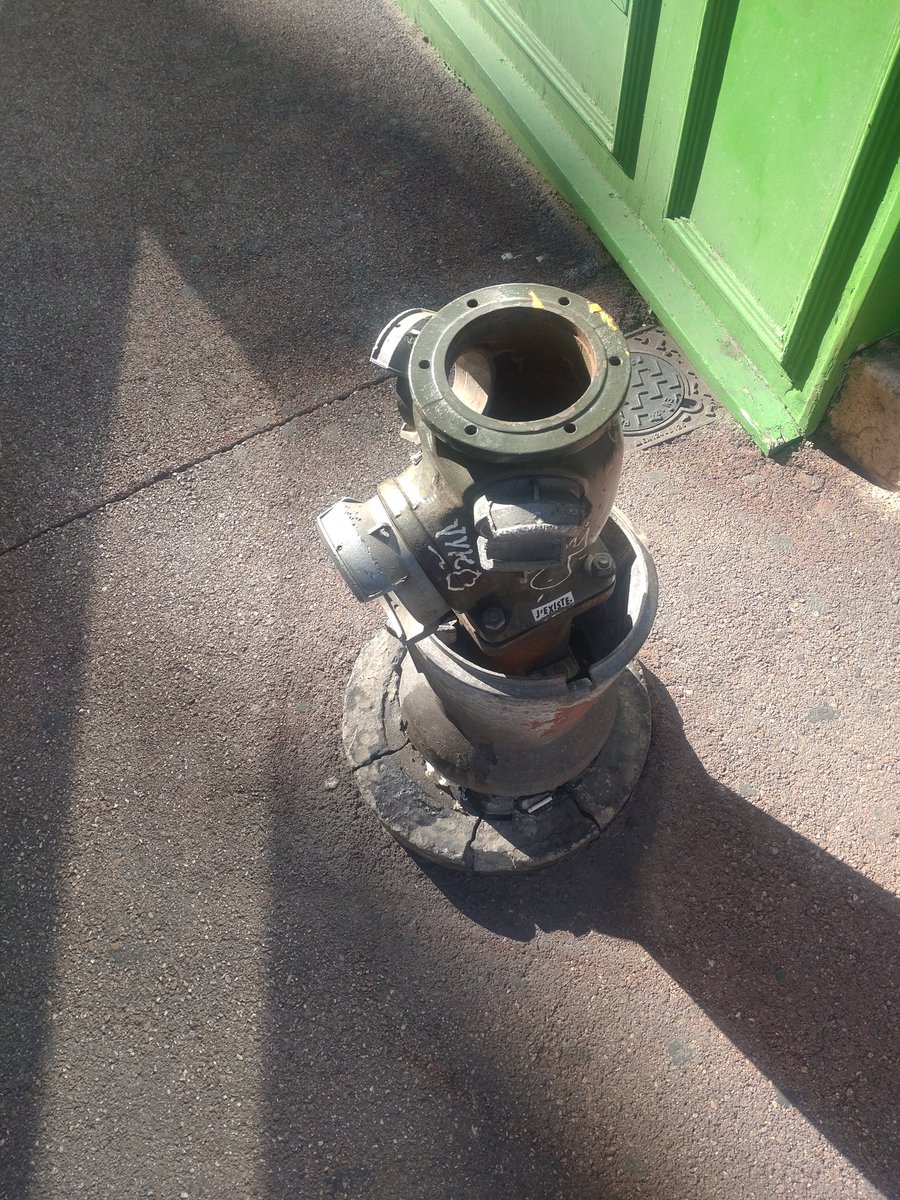 PolyIntox's tweet image. GF: "Wassertrupp für euch Wasserentnahmestelle der Überflurhydrant an der Straßenecke"

Der Überflurhydrant: