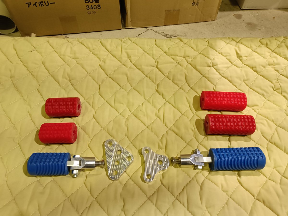 mokohimataan's tweet photo. グーグル翻訳でやり取りしてたけど今ひとつ話しが噛��合わなかったから…。
まっいいか!
thank you！！って事で！

とりあえず青でいくかな。

#フラットトラック
#XR100R https://t.co/lH4Bces9Ys