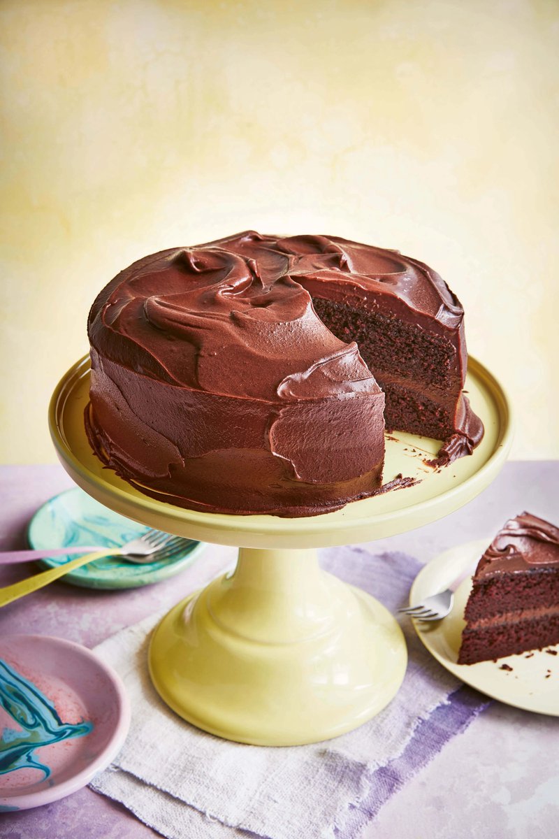 beckyexcell's tweet photo. Who watched #GBBO last night? 🙋🏼‍♀️🎂 If so, you might be needing my gluten-free chocolate fudge cake recipe which is my own version of the famous 'Bake Off Cake' - just add the raspberries on top! ✅

The recipe is on page 166 of my first book👇🏻
https://t.co/spIkB7W63h https://t.co/jgHHPYp9Tt