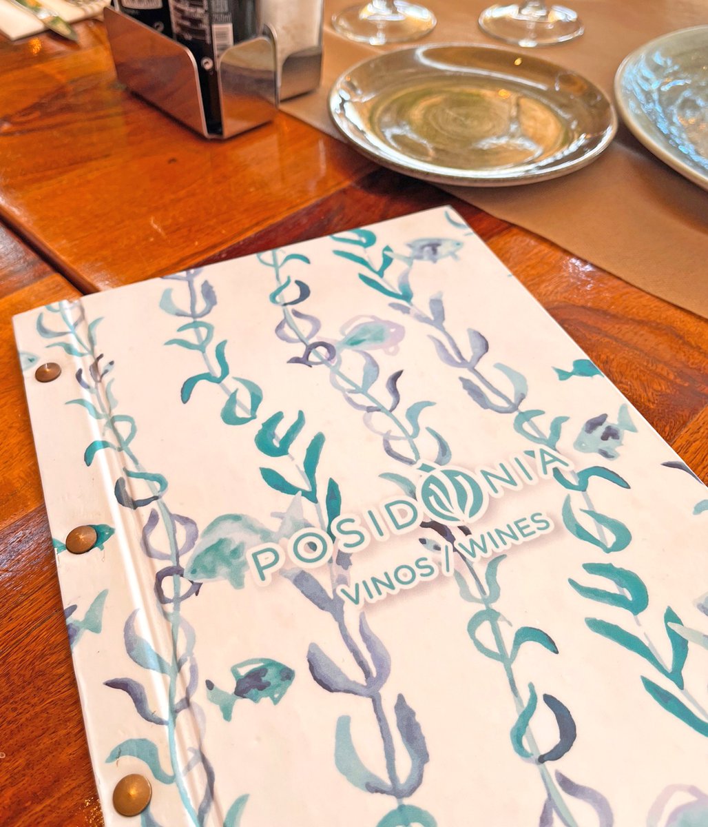PosidoniaJavea's tweet photo. Dicen que una copita de vino al día es buena para la salud, así que elijamos el vino y vamos a ello! 😜🍾
#restauranteposidonia #winelovers #vino #wine #winetime #cartadevinos #BodegasNodus #lesfresesdejesuspobre #restaurantesenjavea #playadelarenaljavea #grupolafontana https://t.co/U9XGJjAfb7