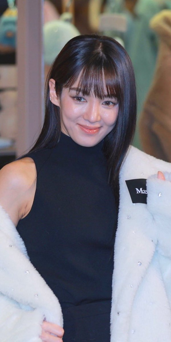 She look so good with black hair &amp; this kind of bangs