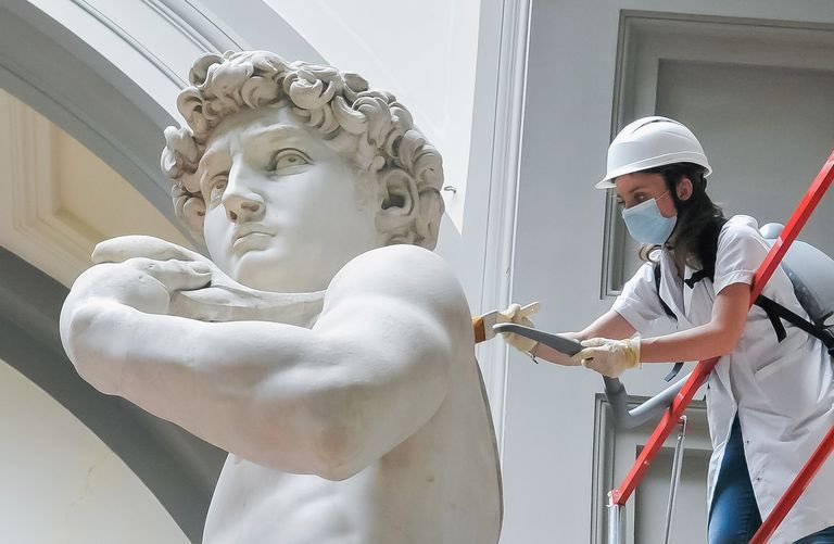 celilsadk's tweet photo. Güzellik geçici ve kırılgandır. Bu yüzden özen ister. Michelangelo’nun David heykelinin güzelliğini korumak için düzenli olarak temizlik yapılır. Kış dönemlerinde iki ayda bir, yaz dönemlerinde ise üç ayda bir pazartesi günleri gerçekleştirilir bu temizlik işlemleri. Temizlik günleri müze kapanır ve David’e uzun uzun bakım yapılır. 

Temizliğin en zor kısmı David’in baş kısmıdır. Özellikle saçındaki derin kıvrımlara biriken toz tabakası ve bu toz tabakasını çok seven örümceklerin yuvası haline gelir.

David heykelinin saç aralarında yaşayan örümcek, entelektüel bir züppe değil de nedir? :)