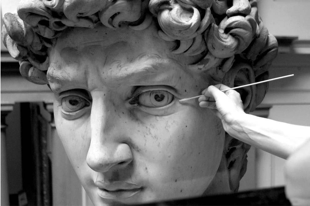 celilsadk's tweet photo. Güzellik geçici ve kırılgandır. Bu yüzden özen ister. Michelangelo’nun David heykelinin güzelliğini korumak için düzenli olarak temizlik yapılır. Kış dönemlerinde iki ayda bir, yaz dönemlerinde ise üç ayda bir pazartesi günleri gerçekleştirilir bu temizlik işlemleri. Temizlik günleri müze kapanır ve David’e uzun uzun bakım yapılır. 

Temizliğin en zor kısmı David’in baş kısmıdır. Özellikle saçındaki derin kıvrımlara biriken toz tabakası ve bu toz tabakasını çok seven örümceklerin yuvası haline gelir.

David heykelinin saç aralarında yaşayan örümcek, entelektüel bir züppe değil de nedir? :)