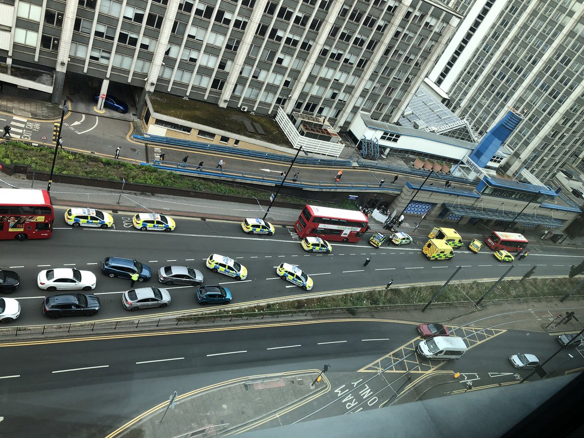 DamianTrawicki's tweet photo. Police Officers have made an arrest after a teenage girl was stabbed and sadly died in #Croydon this morning @LBC @MetroUK https://t.co/r9VipfKqCM