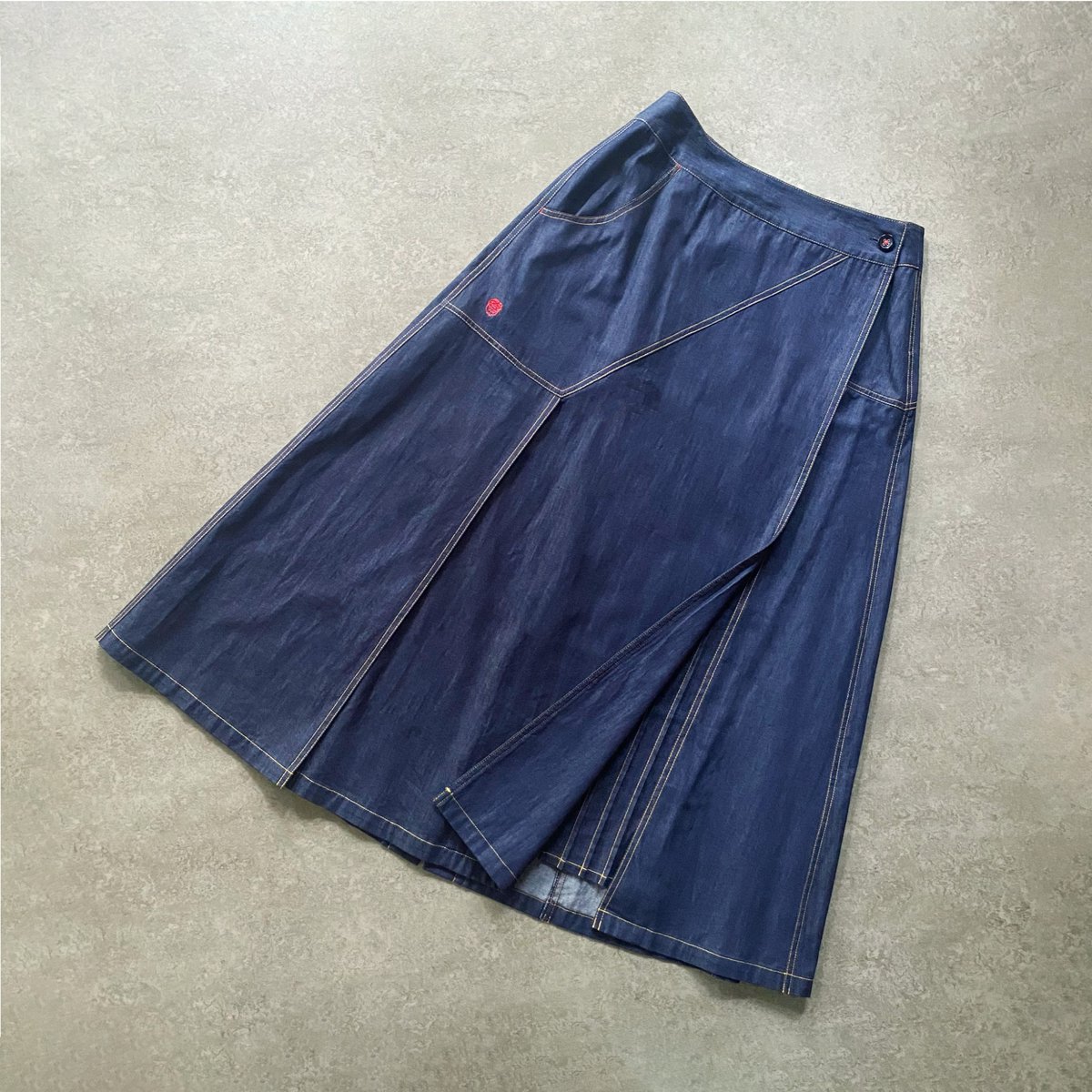 kawatanishirt's tweet photo. 程よい腰穿きが今っぽい雰囲気を醸し出してくれ、セミフレアシルエットで甘く見せない大人の女性のカジュアルスタイルを演出します。
    
[#Alongwithyou(#ラップスカート)]
color: インディゴ size:M（フリーサイズ）
https://t.co/kasptWiruO
#河谷シャツ #shirt https://t.co/FXvFWIf6FQ