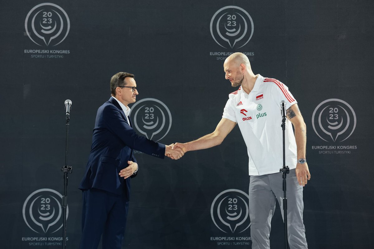 MorawieckiM's tweet photo. 🏐🚨Siatkarskie mistrzostwa świata 2027 odbędą się w Polsce! :) 
Mamy to 💪 puchar musi wrócić z ziemi włoskiej do Polski! https://t.co/P90gpOkTiO