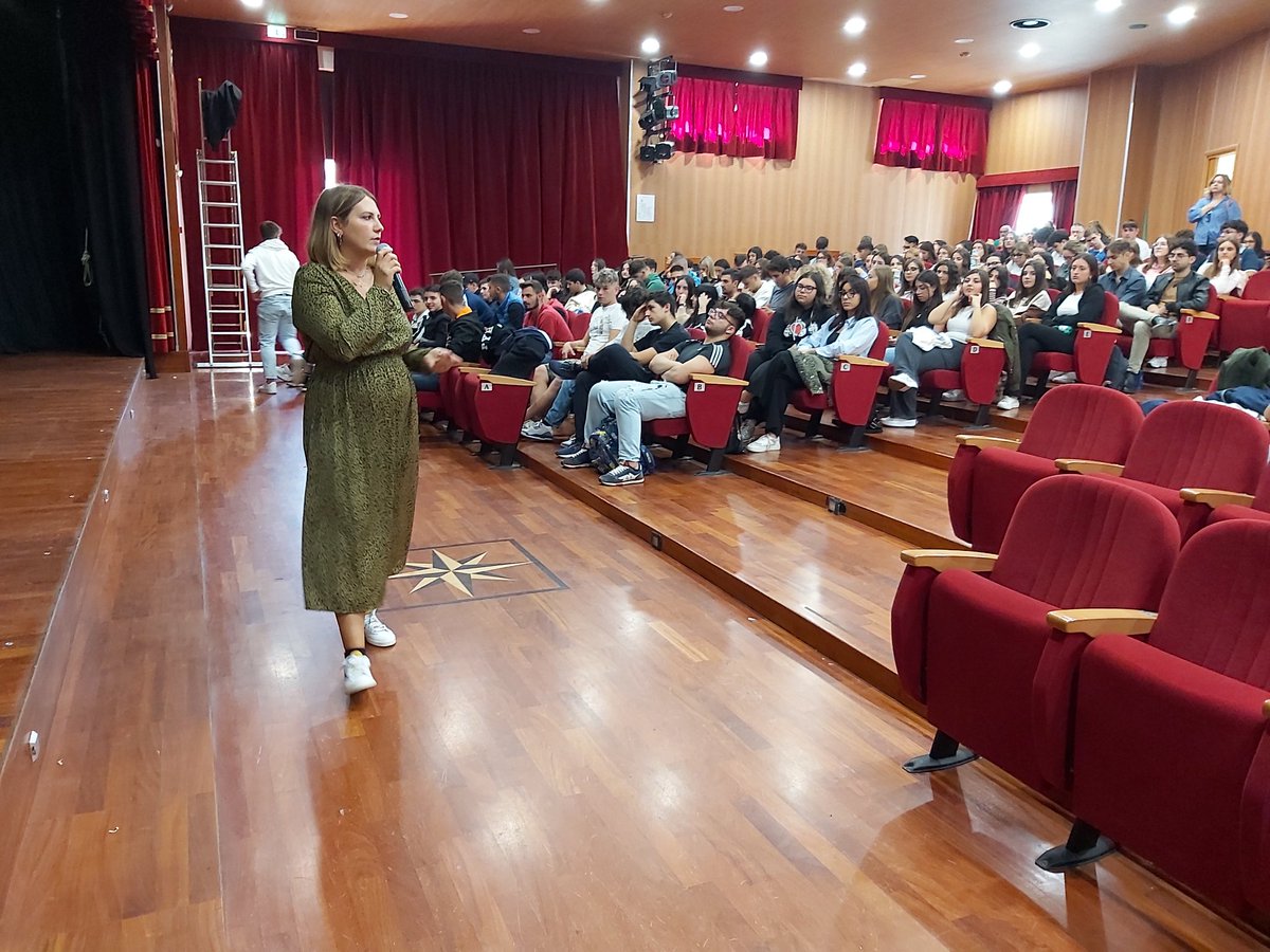 A #SanMarcoinLamis per parlare di #socialmedia #digitalpr e professioni legate al digitale per il progetto Punti Cardinali di <a href="/RegionePuglia/">RegionePuglia</a> con gli studenti dell'Istituto Scolastico Giannone