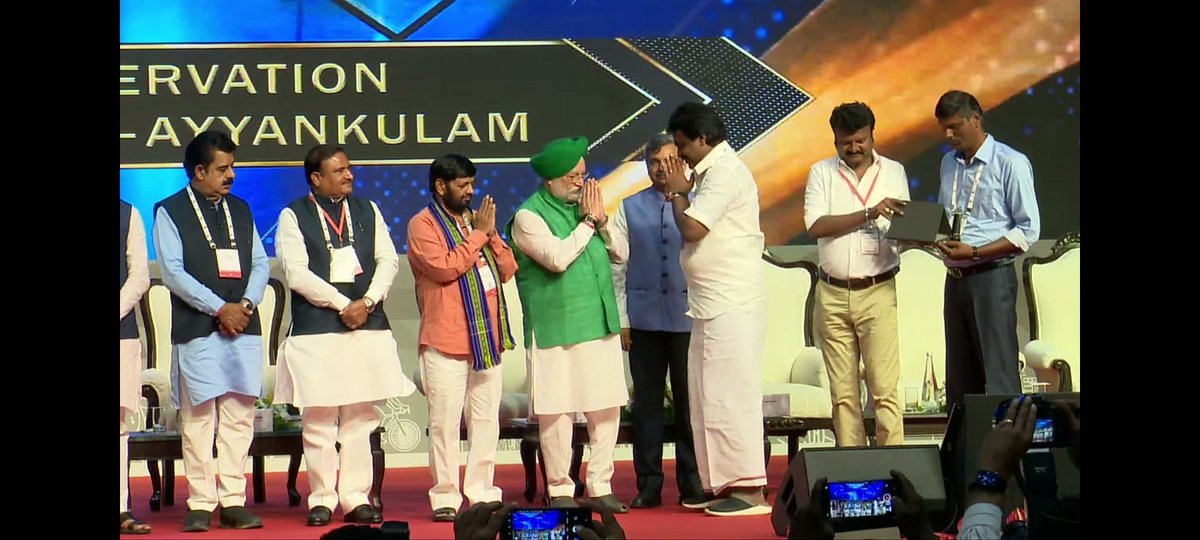 UpdatesTanjore's tweet photo. Hon. Thanjavur City Mayor @sunramanathan_ &amp; Thanjavur Corporation Commissioner #SaravanaKumar sir, received the Smart City award from Hon. Minister of @MoHUA_India Shri. @HardeepSPuri under the Cultural category. 

#IndiaSmartCitiesConclave2023 
#THANJAVUR 🥉👏🏻 https://t.co/uIq4CJwdjb