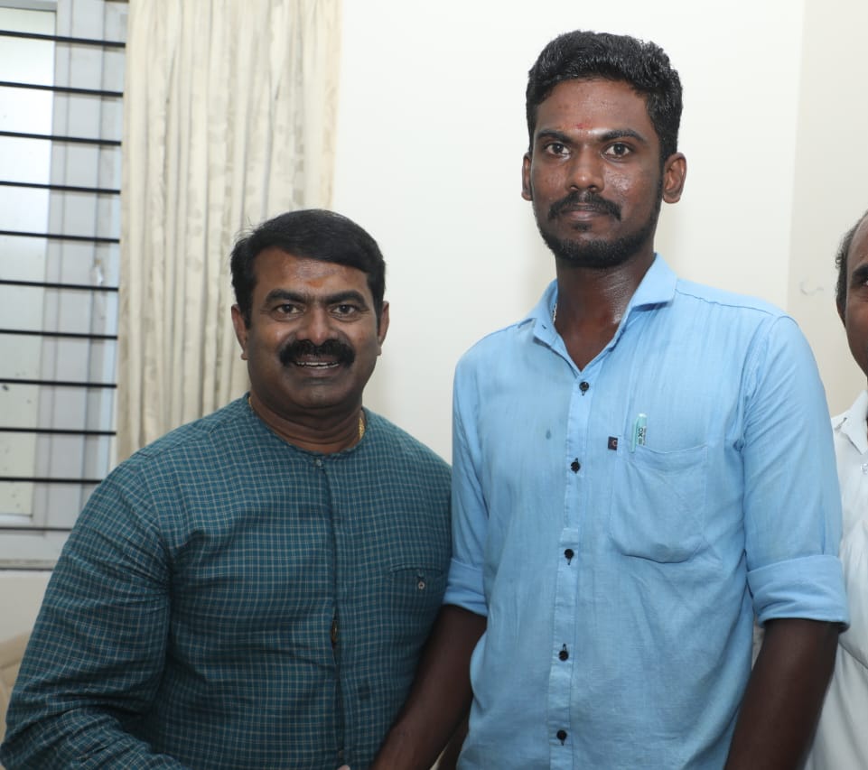 vickyvijaytry's tweet photo. தாயுள்ளம் கொண்ட என் அண்ணன் சீமான் அவர்கள் கரம் பிடித்து
இன்றும், என்றும் பயனிப்பேன்.
நாம் தமிழர்💪 https://t.co/TNTbkrU6iZ