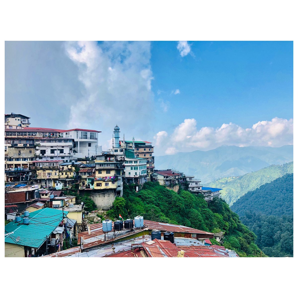 photography_ios's tweet photo. Seems like two views in a single frame 🏡 https://t.co/1uuWagcXlu