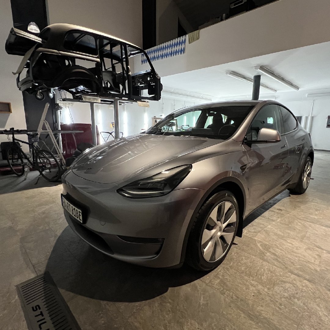 rt_fm's tweet image. Die E-Revolution bei rtfm geht weiter 🔌

Rechtzeitig zu den Sommer-Roadshows haben wir einen neuen Firmenwagen in der Flotte, das Tesla Model Y. So können wir jederzeit für Sie und Euch (dank Ökostrom nahezu) CO2-neutral zu Veranstaltungen, Messen oder Presse-Events reisen. 🚗
