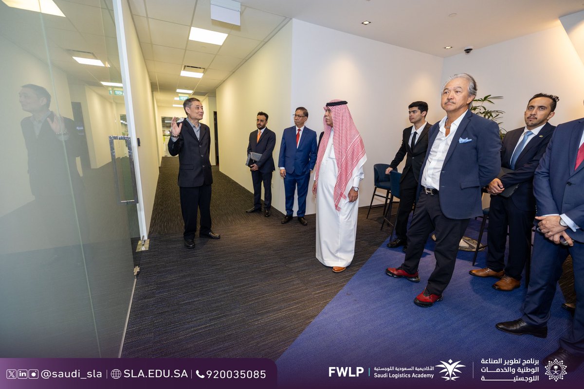 saudi_sla's tweet image. معالي وزير التجارة @malkassabi يزور مقر التدريب لبرنامج قياديات المستقبل والذي أطلقته #الأكاديمية_السعودية_اللوجستية بالتعاون مع أكاديمية سلاسل الإمداد واللوجستيات في جمهورية سنغافورة لتأهيل ١٥ قيادية سعودية بالقطاع اللوجستي