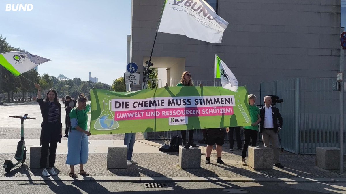 Während der @Bundeskanzler im stillen Kämmerlein mit der #Chemieindustrie über deren Zukunft spricht, stehen wir mit unserer Botschaft vor der Tür - stellvertr. für die Zivilgesellschaft, die dabei außen vor gelassen wird, obwohl sie's genauso betrifft. #BeatChemicalPollution! 🔽