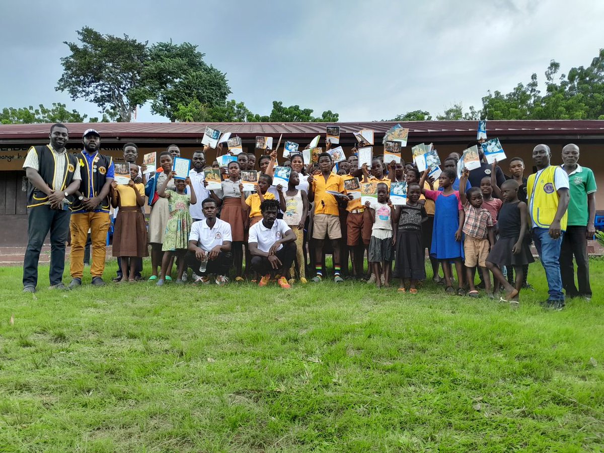 nkuranhyelions's tweet photo. On September 16,2023, we participated in a childhood cancer awareness, book donation and donation of medical supplies and signpost to the residents of Aveme, Danyigba , Volta Region.
#weserve
#kidnessmatters
#nkuranhyeleolions https://t.co/wW7LswaSMQ