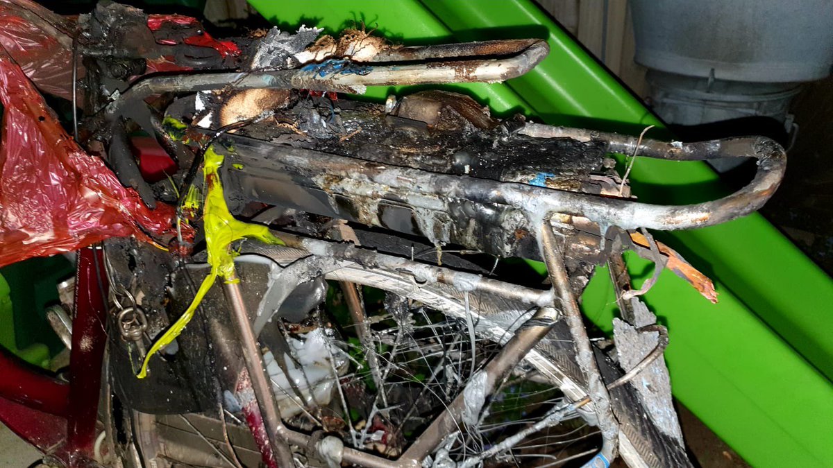 Deze week alweer een woningbrand veroorzaakt door het opladen van een fietsaccu. Hang s.v.p. ook rookmelders op in de ruimte waar fietsaccu’s opgeladen worden. Je hebt dan nog tijd om in te grijpen. Opladen het liefste buitenshuis.