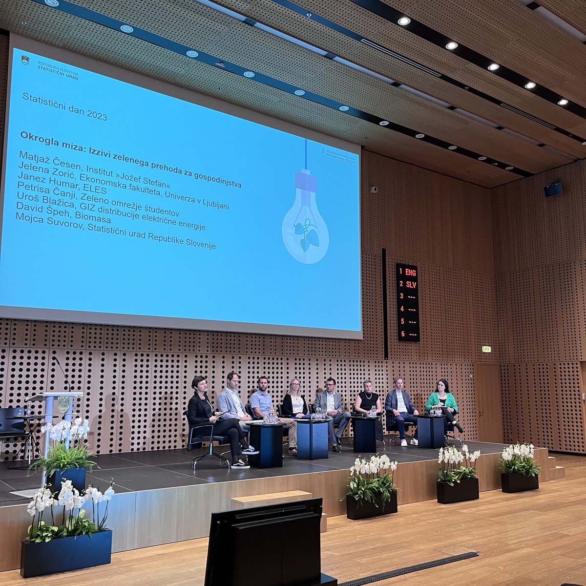 StatSlovenija's tweet photo. Po odmoru za kavo☕ je čas za okroglo mizo. O izzivih zelenega prehoda za gospodinjstva in posameznike razpravljajo Matjaž Česen, Jelena Zorić, Janez Humar, Petrisa Čanji, Uroš Blažica, David Špeh in Mojca Suvorov. Razpravo vodi Mojca Drevenšek. #StatDanBrdo https://t.co/VRusT4Emol