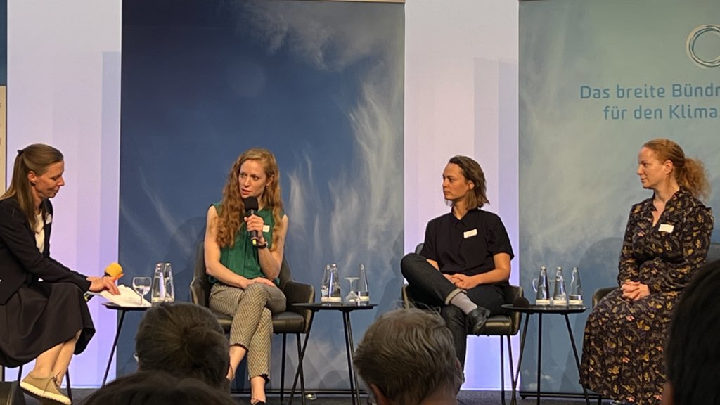 Gesunde Erde - Gesunde Menschen (@stiftunggegm) on Twitter photo Menschen unterschätzen die Zustimmung der anderen für #Klimaschutz. Die Mehrheit weiß oft nicht, dass sie die Mehrheit ist. <a href="/mirjam_jenny/">Mirjam Jenny</a> (<a href="/IPB_Erfurt/">Institute for Planetary Health Behaviour (IPB)</a>) erklärt, warum das zu einer falschen Zurückhaltung führt & die Debatte bremst. #DeutscherKlimatag #ZeitDerUmsetzung Menschen unterschätzen die Zustimmung der anderen für #Klimaschutz. Die Mehrheit weiß oft nicht, dass sie die Mehrheit ist. <a href="/mirjam_jenny/">Mirjam Jenny</a> (<a href="/IPB_Erfurt/">Institute for Planetary Health Behaviour (IPB)</a>) erklärt, warum das zu einer falschen Zurückhaltung führt & die Debatte bremst. #DeutscherKlimatag #ZeitDerUmsetzung