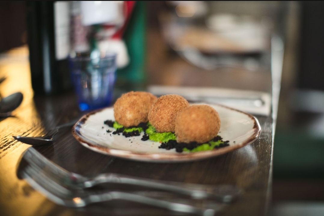 Braised Pig cheek croquettes, minted pea puree &amp; black pudding crumb another starter from our Christmas Menu

thesomerstowncoffeehouse.co.uk/christmas

#euston #kingscross #christmas2023 #christmasmenu #christmasparty #officechristmasparty