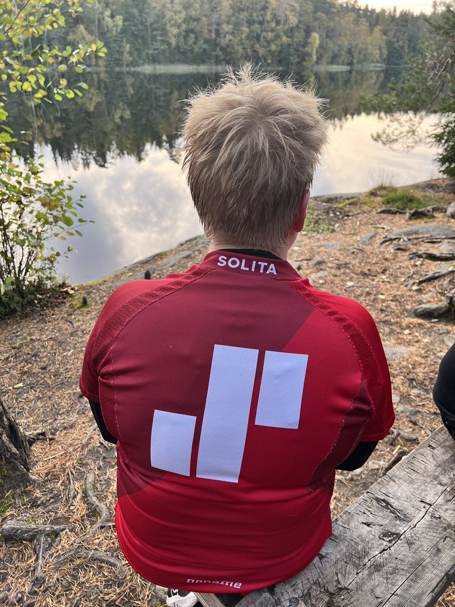 Eilen oli mahtava Solitan polkujuoksuiltama! Vajaa 20 innokasta juoksijaa, itse kuuluin huoltojoukkoihon, jotka valmistivat eväät tankkauspisteenä toimineelle laavulle. Sekä illan ruokailun hovimestarina, puuvastaavana, sekä paljun lämmityskonsulttina. <a href="/Solita_Insights/">Solita</a> #solita