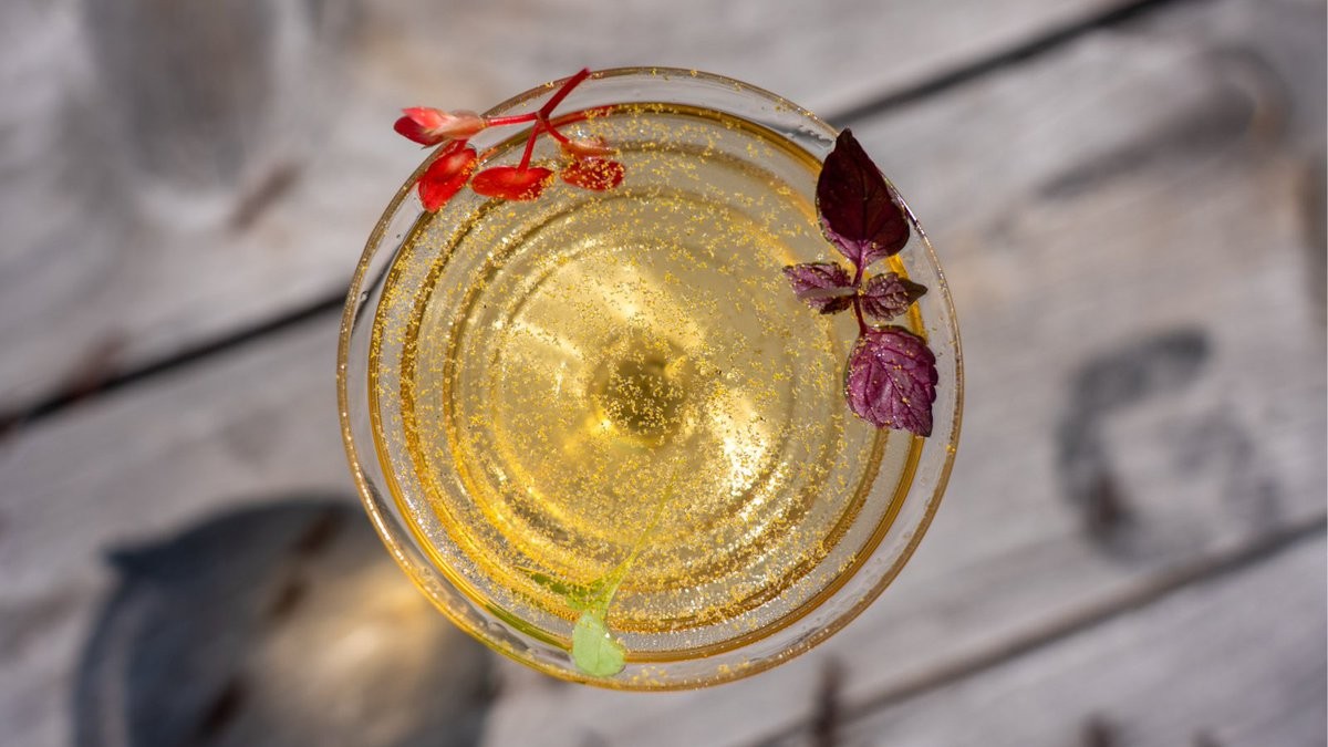 Beautiful cocktail with Apple Blossom, Shiso Purple, Honny Cress and Sechuan Buttons Powder by Victor Weber 🤩✨ koppertcress.com/en/recipes/3-p…