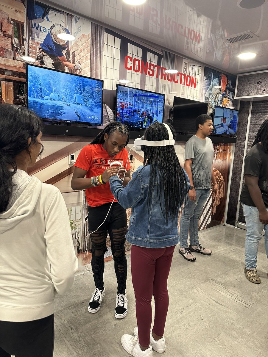 LHSSTEM5's tweet photo. LMHS students served as @beprobeproudnc Ambassadors to assist with showing peers how to experience job simulations. https://t.co/HvLI21DYF6