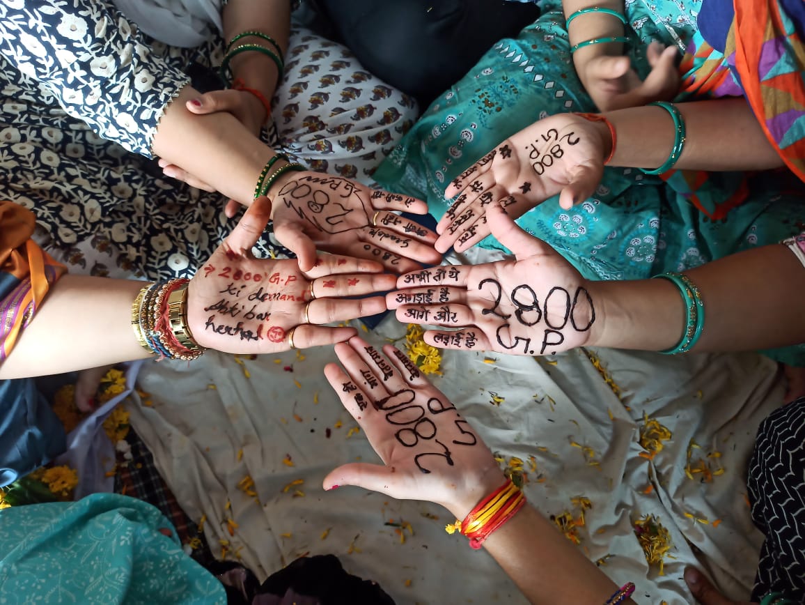 क्रमिक भूख हड़ताल के क्रम में आज दिनांक 27/09/2023 को समस्त महिला शक्ति ने धरनास्थल पर उपस्थित होकर #2800gradepay की मेहंदी रचाकर अपने अधिकारों की मांग बुलंद की।