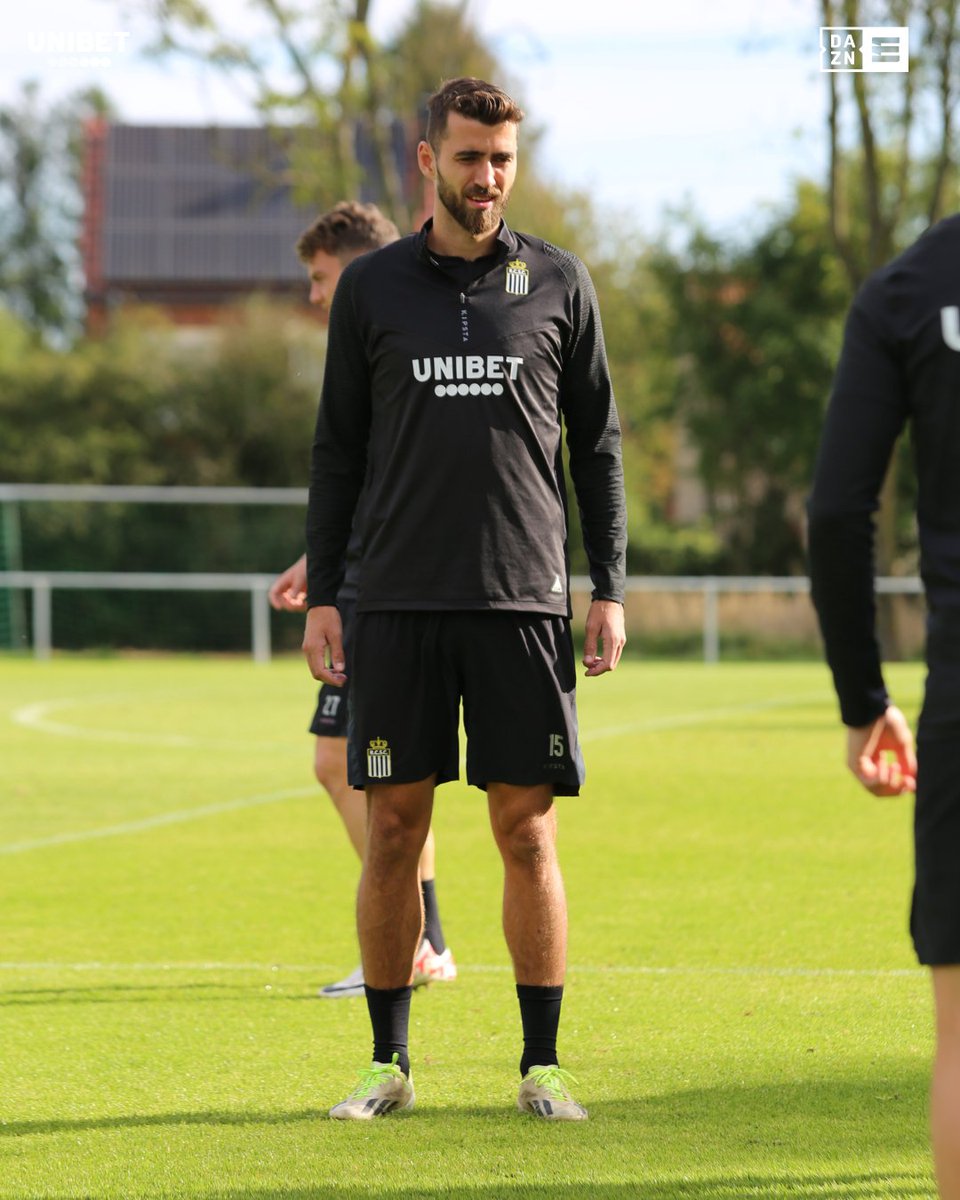 SportCharleroi's tweet photo. 𝐕-𝐄-𝐓-𝐋-𝐄 ⭐️

#RCSC #Charleroi #Unibet #Vetle #Dragsnes https://t.co/RLwlApI6DU