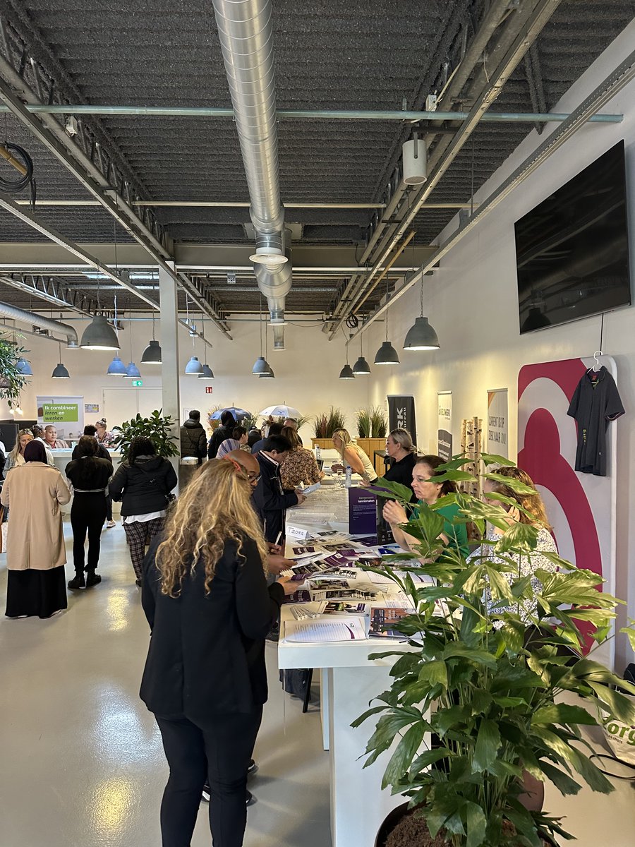 WSPSOW's tweet image. Gisteren is de banenmarkt voor aanpakken en verkopen georganiseerd. Een groot aantal werkzoekenden is in groepen langs geweest om de kansen te bespreken met de aanwezige werkgevers.
@Tzorgthuiszorg Ampliar @Veldwerk @vanad @Randstad @raaak @WSPSOW Stichting Werkshop