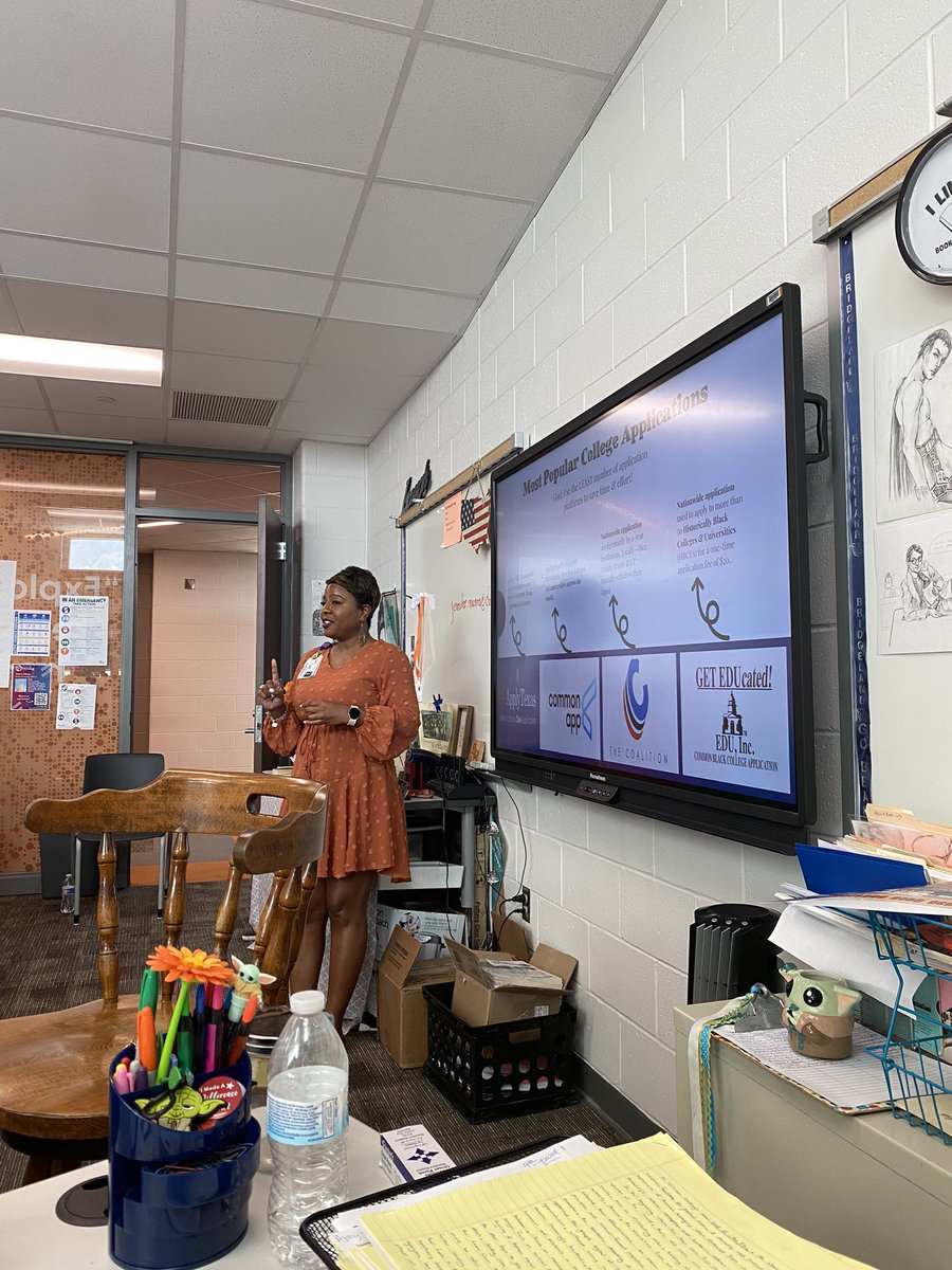 MunroEnglish's tweet photo. Thanks to @BridgelandCCS and @BHSbearcounsel for presenting vital information to the Senior English classes! One more way to help our Bears to be their #BridgelandBest https://t.co/Ve5ay4c0Je