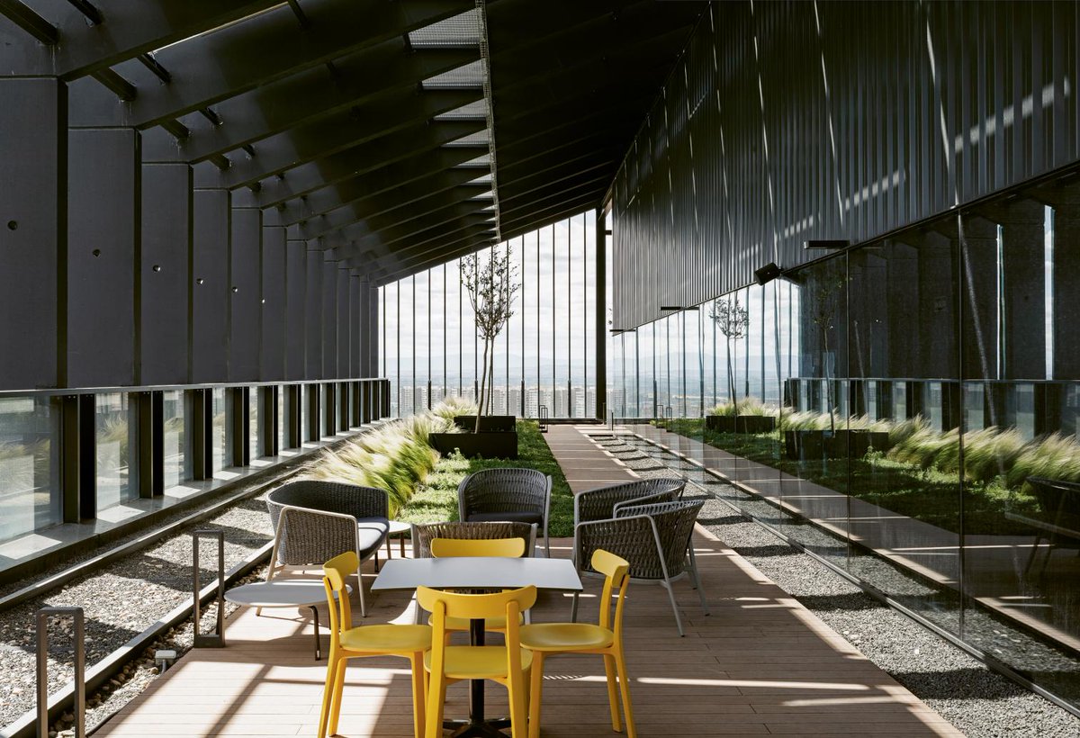 arquitect_viva's tweet photo. El conjunto proyectado por Andrés Perea, Nexo y Gutiérrez-de la Fuente, que se desarrollará en diferentes fases, mantiene el carácter industrial de las antiguas cocheras, con los pilares en W de las testeros, y el color amarillo histórico de Metro.
Fotografías: Fernando Alda https://t.co/5PZJObPq3R