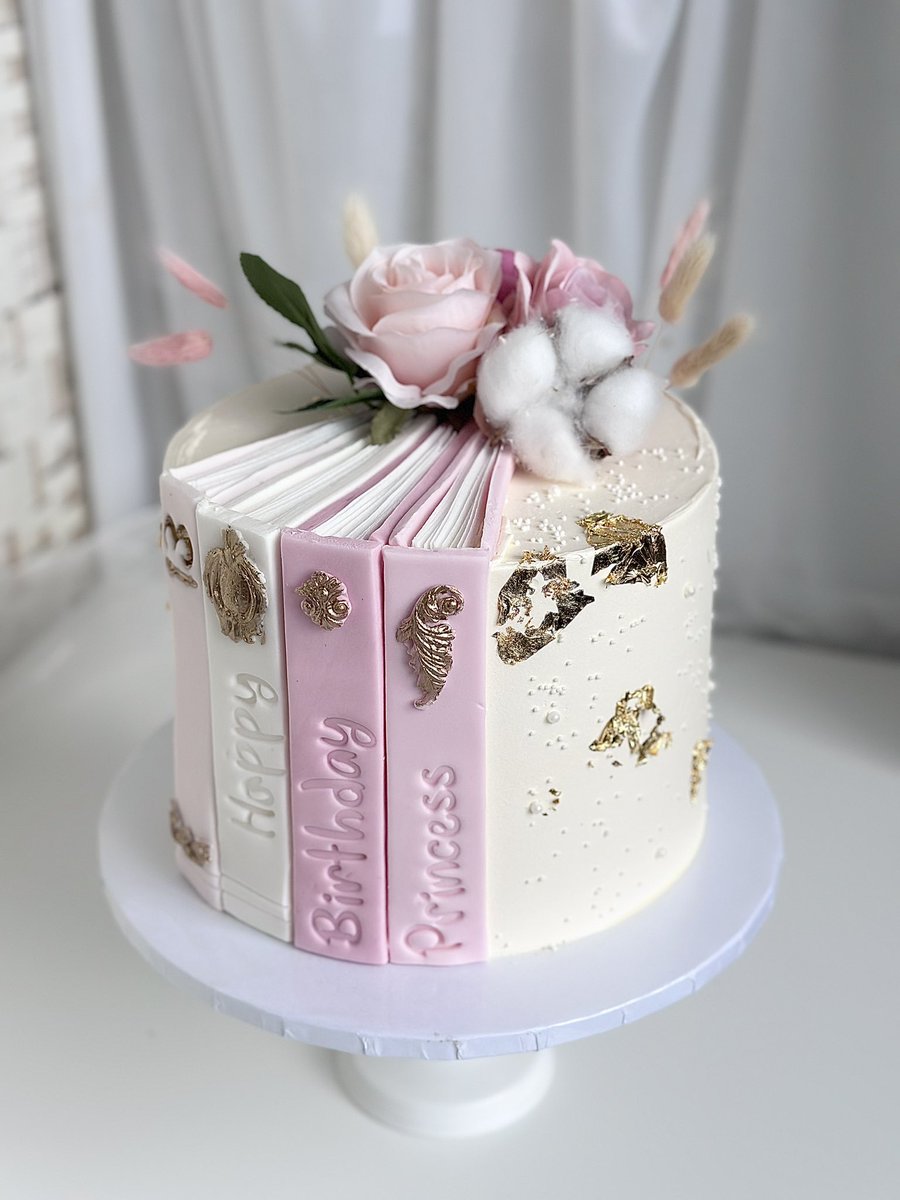 How cute is this cake for a book lover 🥹🤍