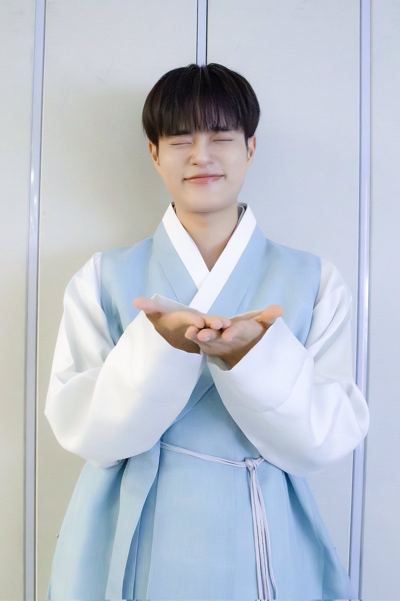 prayforhwi's tweet image. 오늘 올라온 #KOREAZ 영상이나 추석사진이나 하나같이 우리 #대휘 너무나 어린이재질🤔