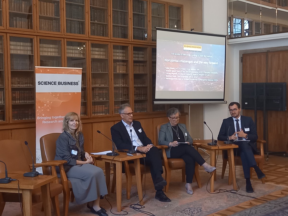 ZlataNovotna's tweet photo. Shaping FP10 #widening programme and my main messages at @scibus conference in Prague: "Let´s shift the paradigm from supporting to empowering! Direct more funding to research instead of supporting &amp; coordinating activities!" https://t.co/pHm32WrlgE