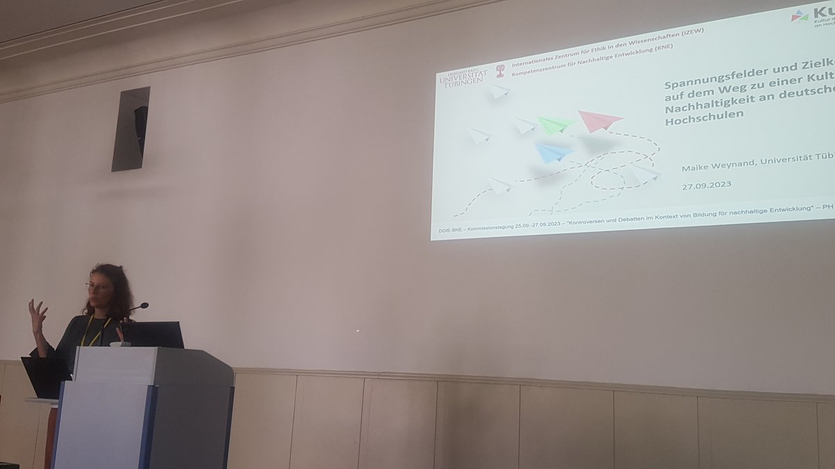 Mandy Singer-Brodowski (@singerbrodowski) on Twitter photo Maike Weynand vom <a href="/izew_tue/">IZEW - Ethikzentrum Tübingen</a> stellt auf der Tagung #BNEkontrovers am @bnezentrumHD das Design und erste Eindrücke von unserem Forschungsprojekt "Kultur der Nachhaltigkeit" vor. Maike Weynand vom <a href="/izew_tue/">IZEW - Ethikzentrum Tübingen</a> stellt auf der Tagung #BNEkontrovers am @bnezentrumHD das Design und erste Eindrücke von unserem Forschungsprojekt "Kultur der Nachhaltigkeit" vor.