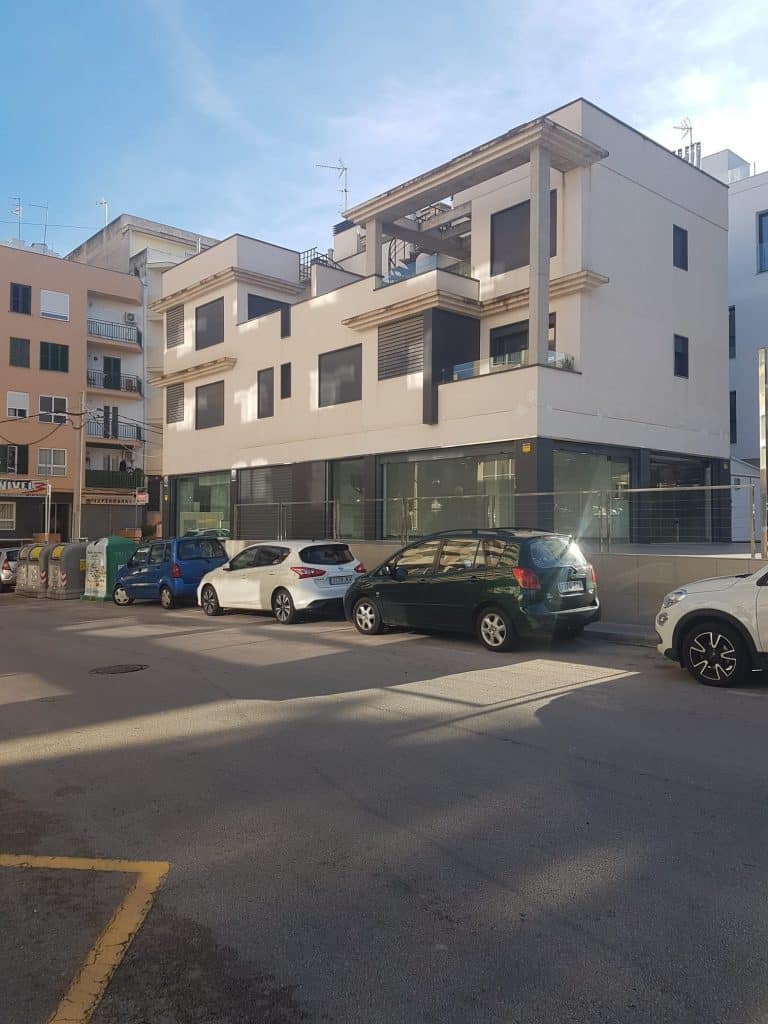 🏢 Local comercial en Son Veri, S´Arenal, #Llucmajor, Islas Baleares. 150m2 + 150m2 sótano + 220m2 terraza exclusiva. 🌞 Climatización, persianas eléctricas, ventanales, montacargas. Zona privilegiada, ideal para tu negocio. En venta/alquiler. ¡Oportunidad única!