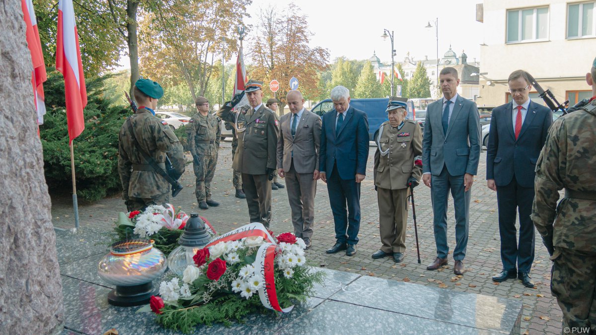 PodlaskiUW's tweet photo. Wojewoda podlaski @B_Paszkowski wraz z m. in. wiceministrem @D_Piontkowski, wicewojewodą @TomaszMadras i dyrektorem @IPN_Bialystok  @marek_jedynak5 oddali hołd bohaterom, składając kwiaty przed pomnikiem poświęconym żołnierzom AK w #Białystok. 

➡ Więcej: https://t.co/mrkjcnldbp https://t.co/pwvJU4of6v