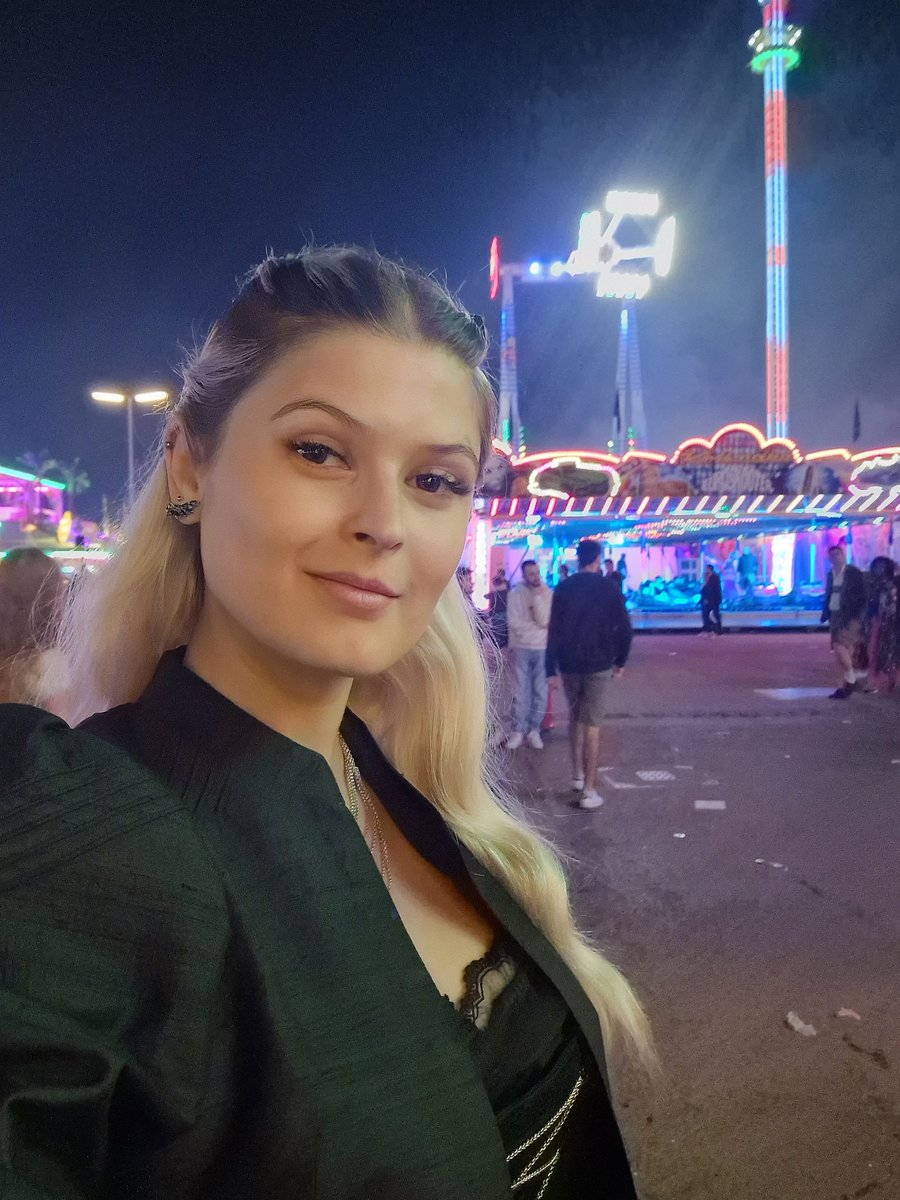 Hab's gestern endlich  wieder auf die Wiesn geschafft, aber ich weiß immer noch nicht ob ich sie wirklich mag... ja ich hatte Spaß, das ganze hat Tradition und ich liebe Tracht, aber die Preise, das Erbrochene überall, und das Getatsche ist echt schwierig!
