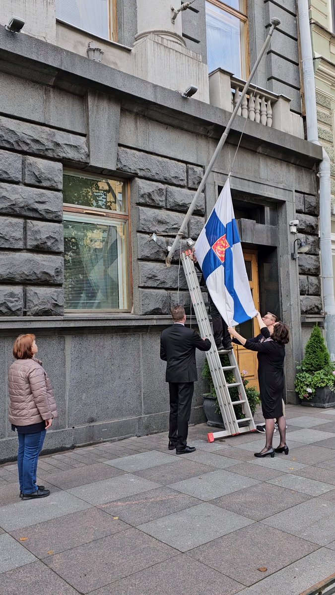 Ulkoministerio's tweet photo. Suomen Pietarin-pääkonsulaatti joutui laskemaan tällä viikolla lippunsa. Venäjän käynnistämä hyökkäyssota Ukrainaan rikkoi suhteidemme perustan. Venäjä ilmoitti 6.7. peruvansa Suomen pääkonsulaattia koskevan toimiluvan 1.10. alkaen. https://t.co/YUSLi0kB2m