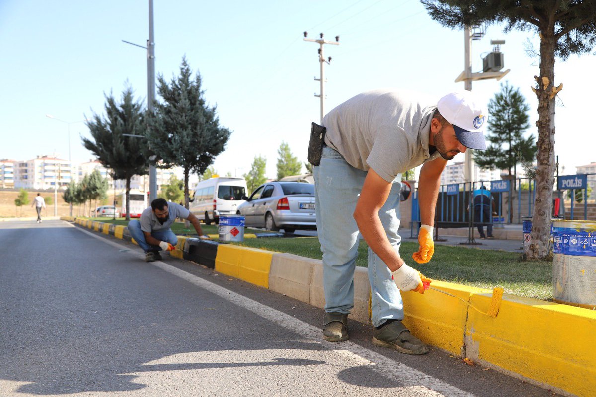 Ergani_Bel's tweet photo. Hizmet Yolunda Durmaksızın Çalışıyoruz
🚧🧱👷🏻‍♂️

Park Bahçeler Müdürlüğü ekiplerimiz tarafından, 

📍Ergani Devlet Hastanesi Caddesinde trafik güvenliğinin yanı sıra estetik bir görünüm sağlamak amacıyla bordür taşı boyama çalışması gerçekleştirildi.

@a_karaaslan69 
@erganikaymakam 
@aliihsansu_ 
@dbakirvalilik