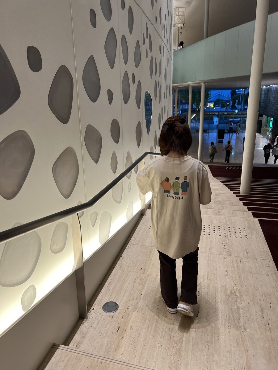 minimum_rocks's tweet photo. 昨日はサウシー🐶
チケット1階4列目だったんだけど
実際、席行ってみたら2列目だった〜
今までで1番の近さ。
3人の表情しっかり見れて最高✌️ https://t.co/HqEkf3LcJw