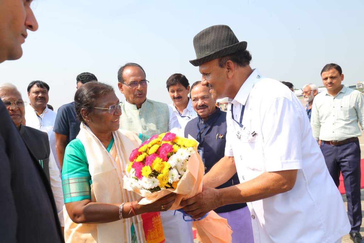 Sudarshanguptaa's tweet photo. इंदौर आगमन पर भारत की महामहिम @rashtrapatibhvn  द्रौपदी मुर्मू जी का स्वागत किया..

इस अवसर पर साथ में उपस्थित थे मध्यप्रदेश के महामहिम @GovernorMP  श्री मंगूभाई पटेल जी, लोकप्रिय मुख्यमंत्री श्री @ChouhanShivraj  सहित अन्य भाजपा नेतागण। https://t.co/7HMDNWwMdB