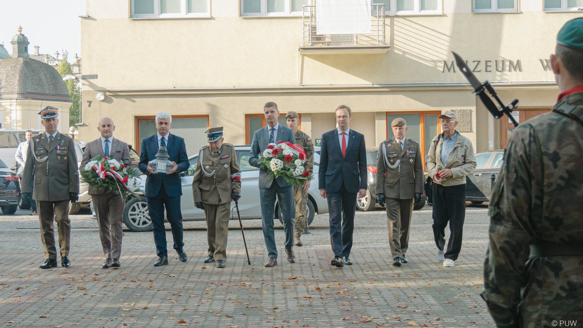 PodlaskiUW's tweet photo. Wojewoda podlaski @B_Paszkowski wraz z m. in. wiceministrem @D_Piontkowski, wicewojewodą @TomaszMadras i dyrektorem @IPN_Bialystok  @marek_jedynak5 oddali hołd bohaterom, składając kwiaty przed pomnikiem poświęconym żołnierzom AK w #Białystok. 

➡ Więcej: https://t.co/mrkjcnldbp https://t.co/pwvJU4of6v